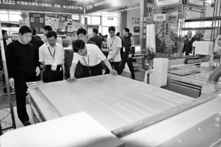 河南信陽木工機械有限責任公司,是該行業(yè)中首批獲得產(chǎn)品自營進出口權的企業(yè)